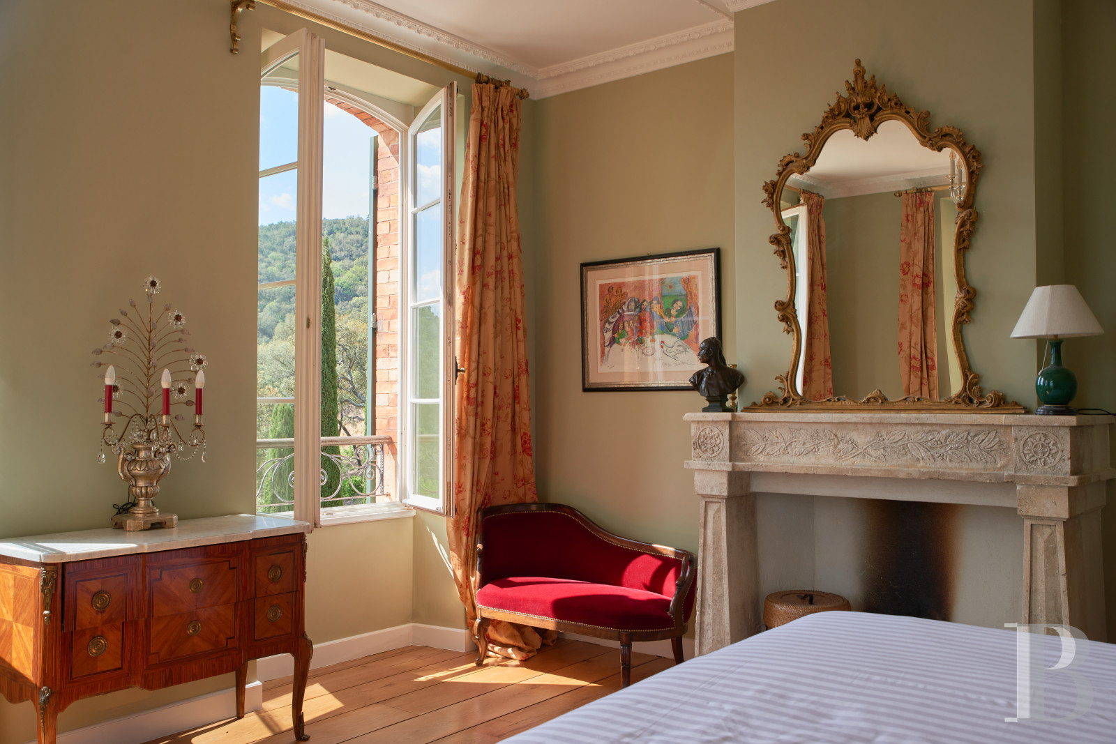 Dans le Var, sur la commune de Sainte-Maxime, une villa d’inspiration italienne dominant l’horizon jusqu’à la mer - photo  n°26